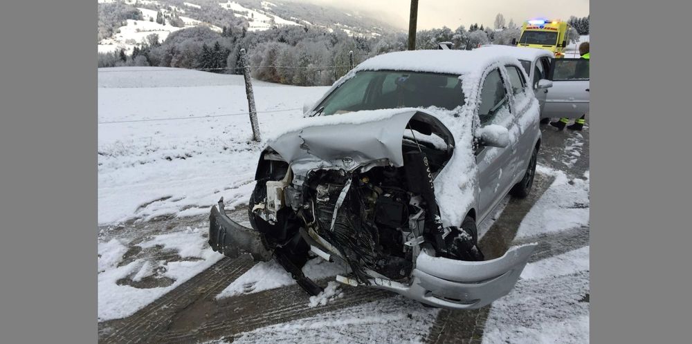 A Le Bry, une femme a perdu la maîtrise de son véhicule dans une courbe et est entrée en collision frontale avec une voiture arrivant en sens inverse.