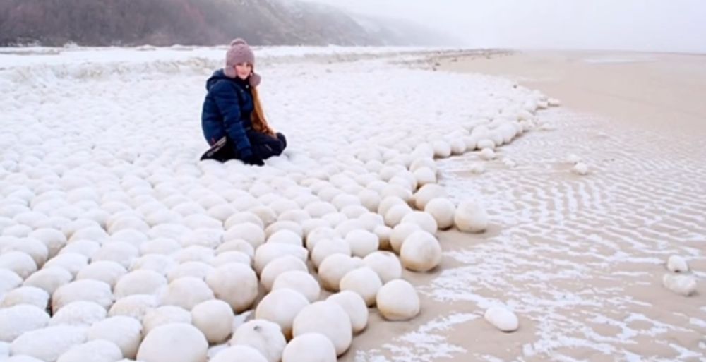 Des milliers de boules de neige et de glace ont recouvert la plage.