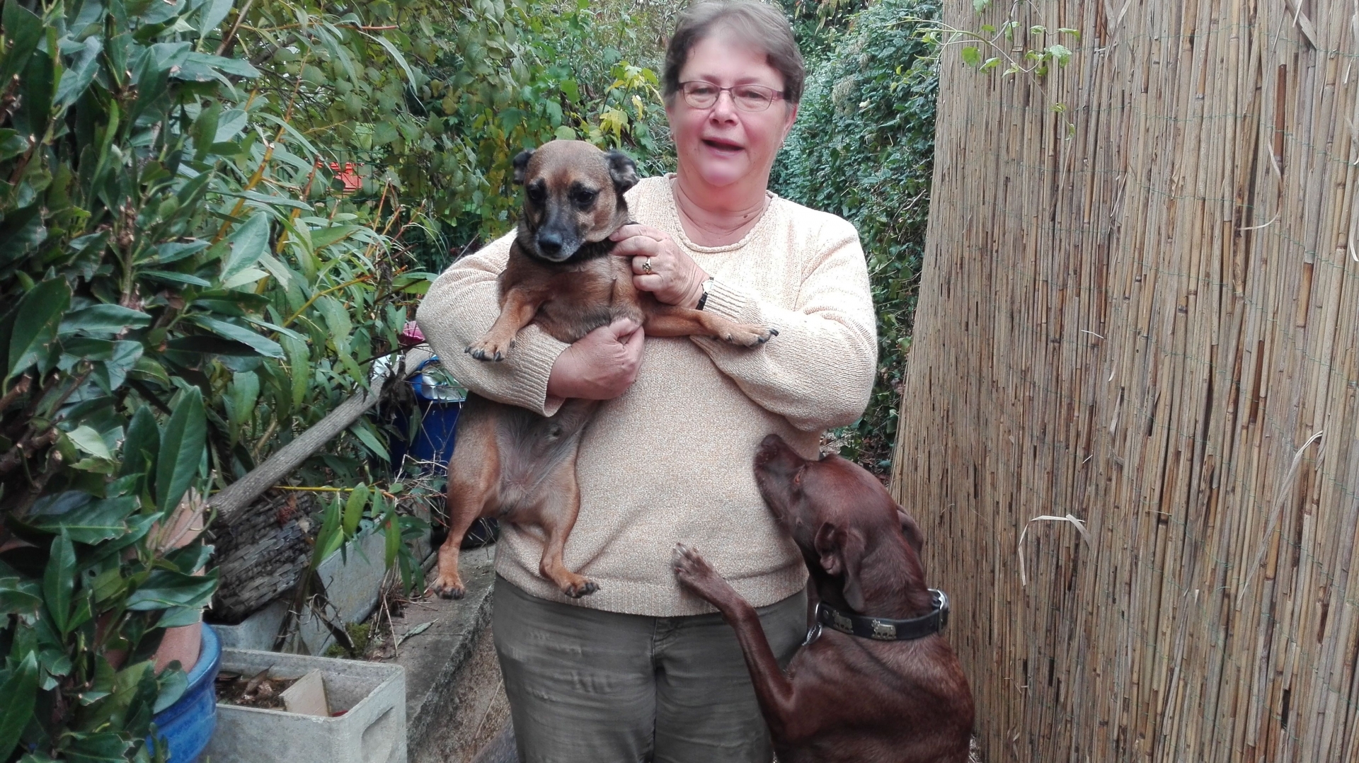 Christine Jaques avec deux de ses chiens.