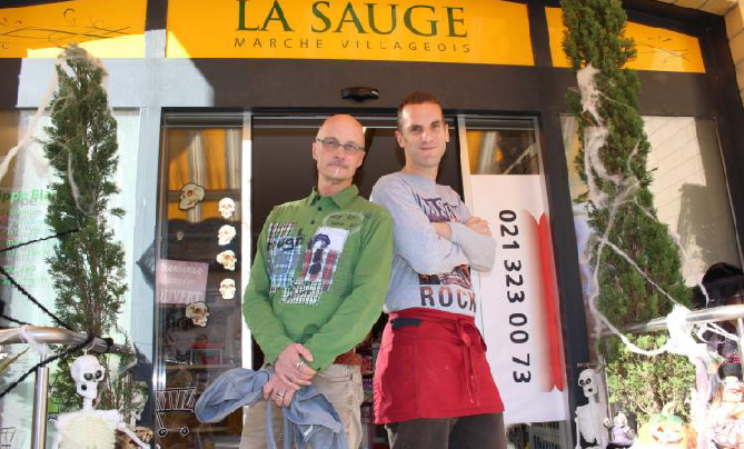 Philippe Blanc, à gauche, souhaite trouver un repreneur pour son épicerie. A sa droite, Loris Bovigny, son employé.