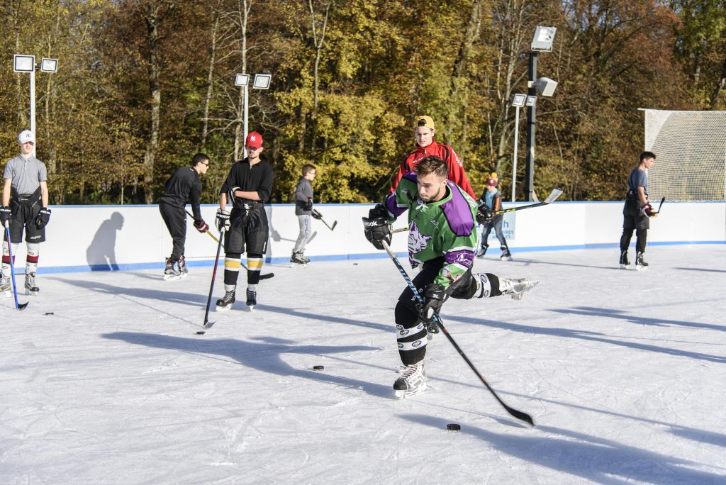 La patinoire de Terre Sainte, inaugurée le 12 novembre, en présence de quelques joueurs du GSHC.