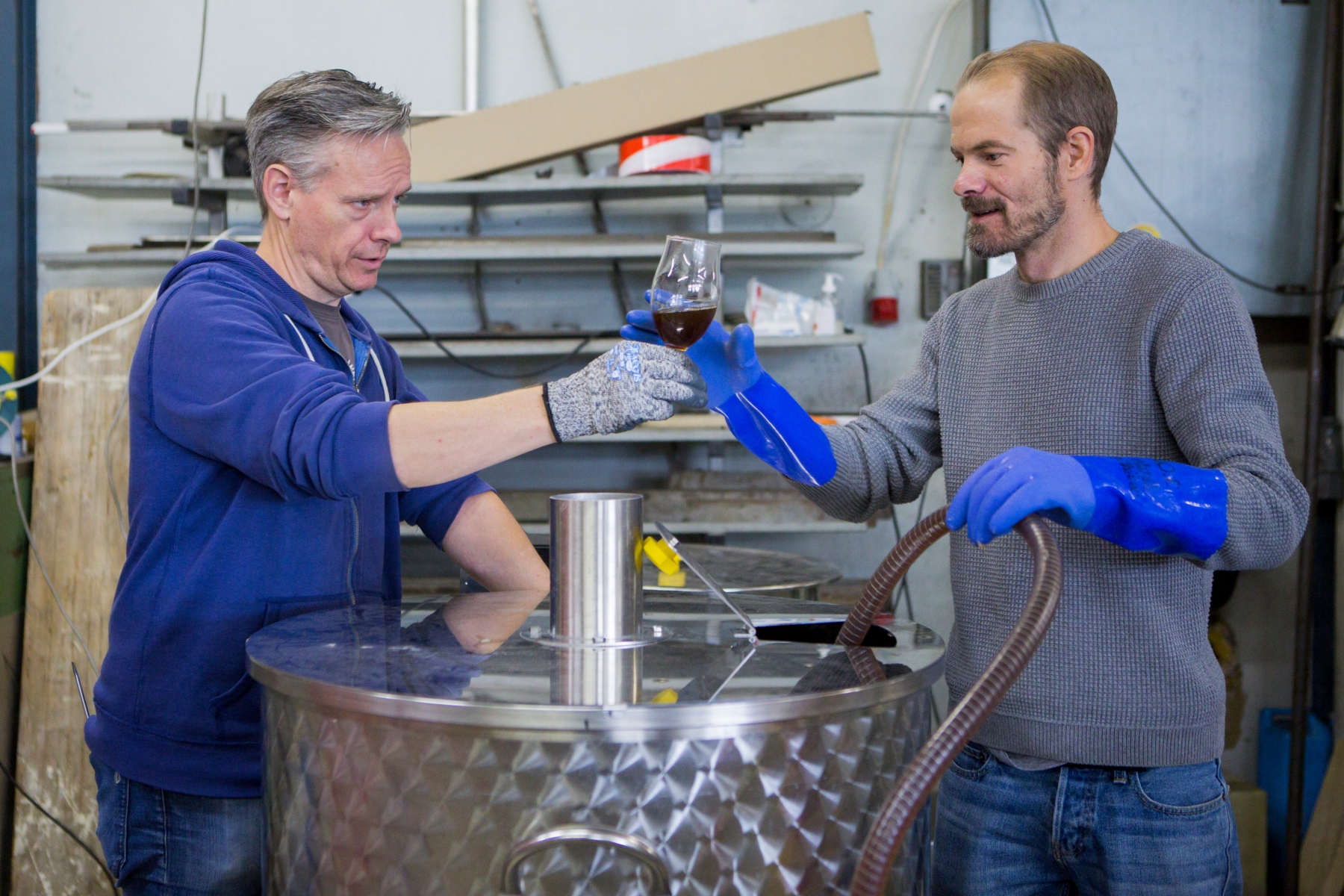 David Shotlander et Jonathon Klassen brassent leur bière à Gland.