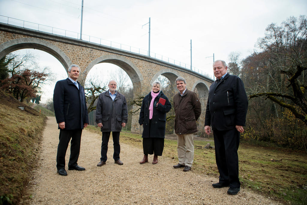 Les autorités ont découvert avec plaisir et ravissement le viaduc flambant neuf de La Colline. 