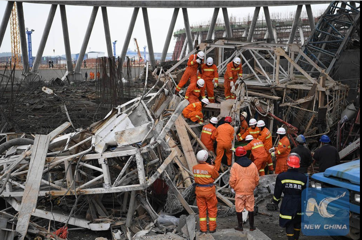 32 camions de pompiers, 212 militaires et 9 chiens et 2 drones ont été déployés sur le lieu de l'accident. 