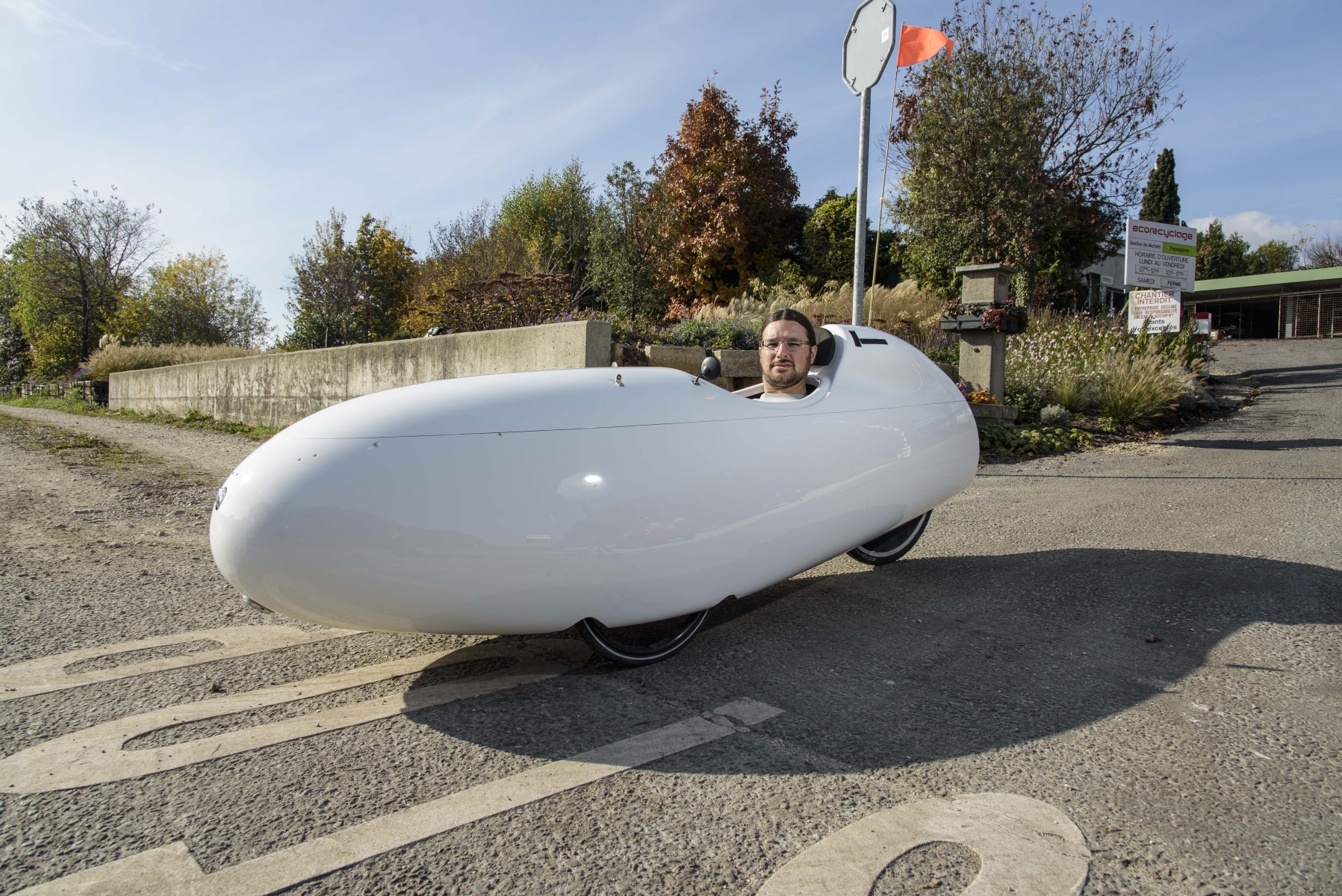 Lavigny, mercredi 2 novembre 2016, portrait d'Adrien Pontonio, propriétaire d'un vélomobile, photos Cédric Sandoz