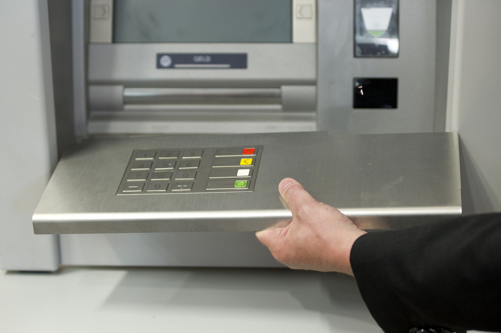 Pour parvenir à leurs fins, les criminels placent sur, voire dans l'automate, des appareils capables de lire les données de la bande magnétique de la carte bancaire ainsi que son code.