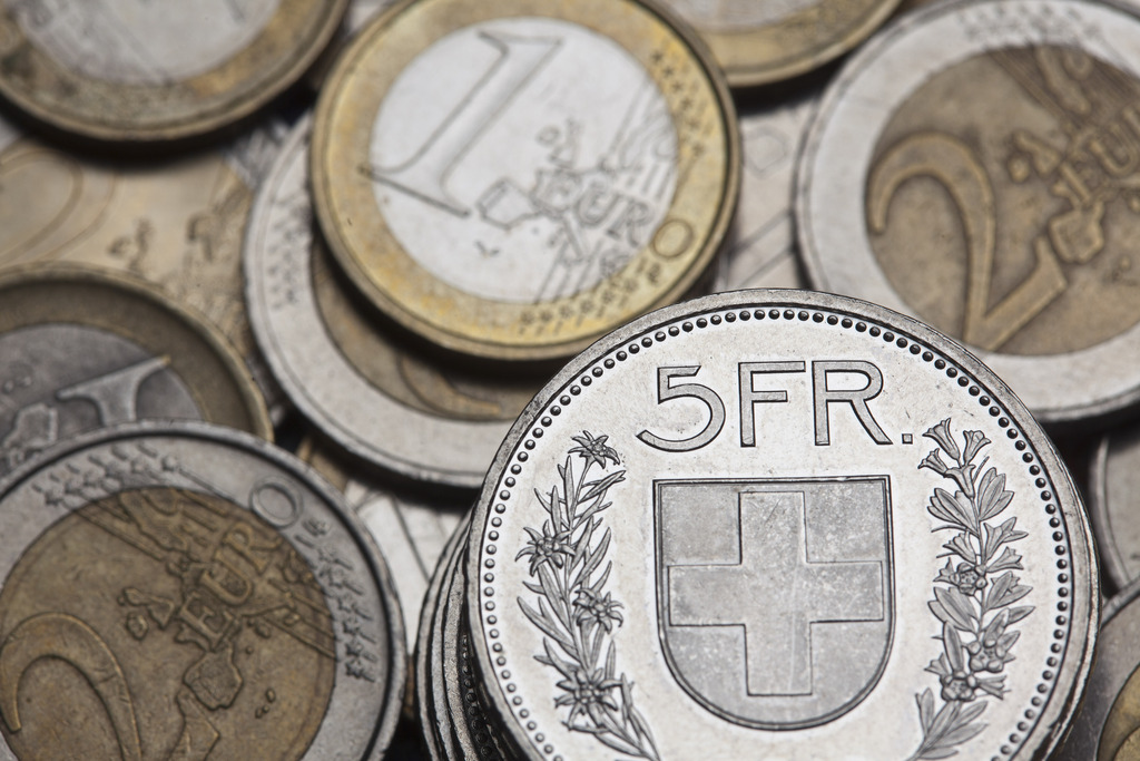 La monnaie unique a reculé momentanément sous la barre de 1,07 franc (1,0697), avant de remonter aux alentours de 1,0730 franc vers 7h15.