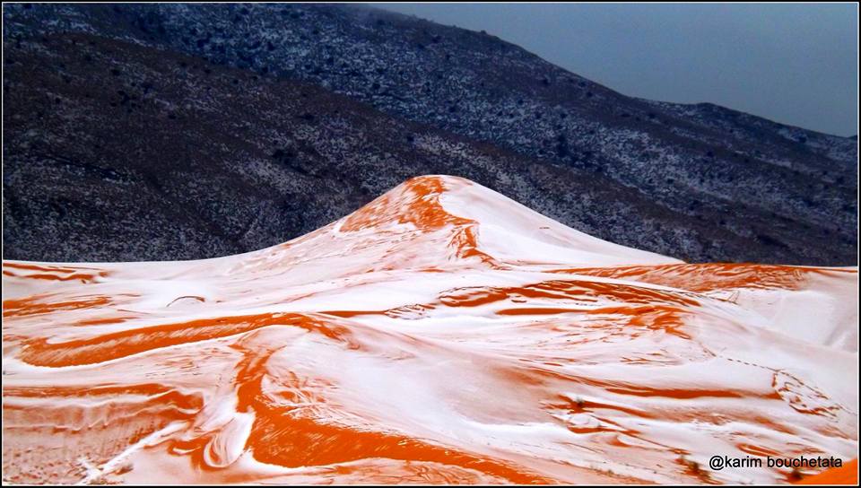 Les dunes du Sahara ont été recouvertes d'une fine couche de neige.