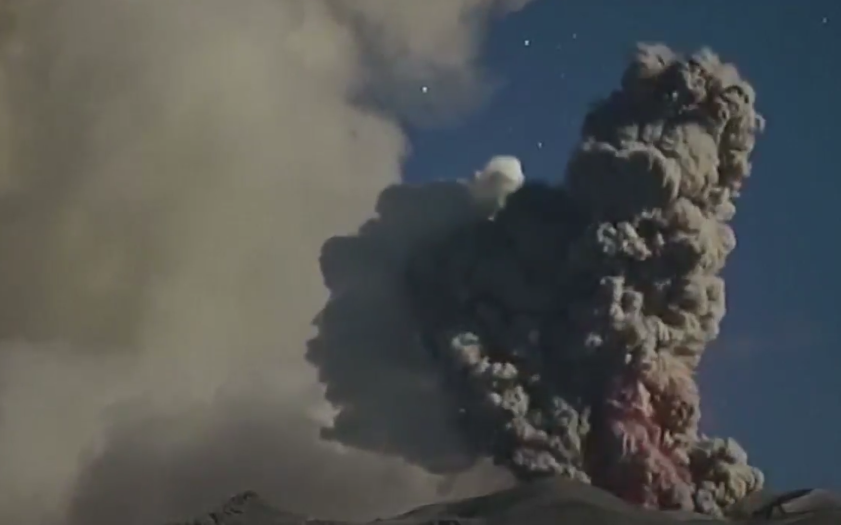Le volcan a craché des cendres jusqu'à 3 km au-dessus du cratère.