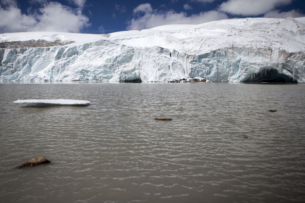Les plates-formes de glace flottant sur la mer autour de l'Antarctique jouent un rôle important pour la stabilité de la calotte glaciaire.