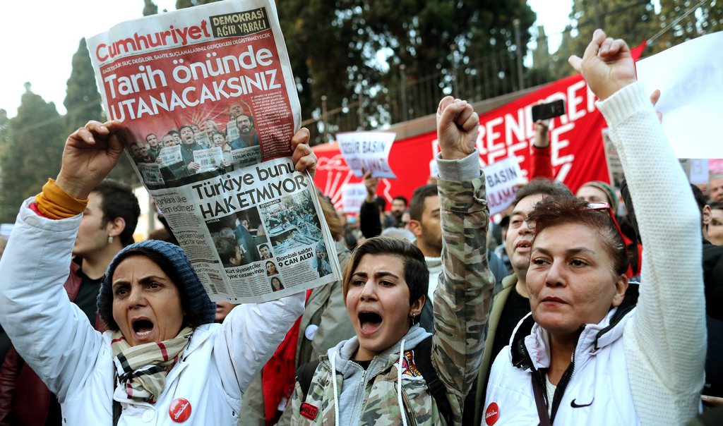 Le 5 novembre 2016, des manifestants ont protesté à Istanbul après l’arrestation de neuf membres de la direction et de la rédaction du quotidien turc d'opposition Cumhuriyet.