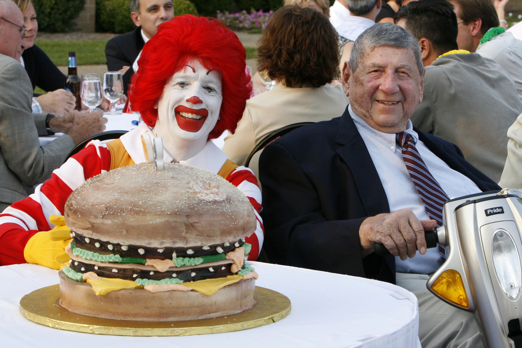 Jim Delligatti fêtait ses 90 ans aux côtés de Ronald McDonald.