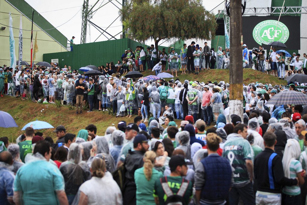 Malgré la pluie, près de 100'000 personnes se sont rassemblées dans et autour du stade de Chapecoense.