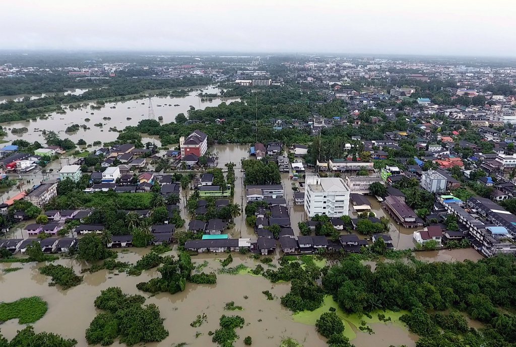 Dans la province de Nakhon Si Thammarat, au sud de la Thaïlande, des maisons sont submergées par les crues.