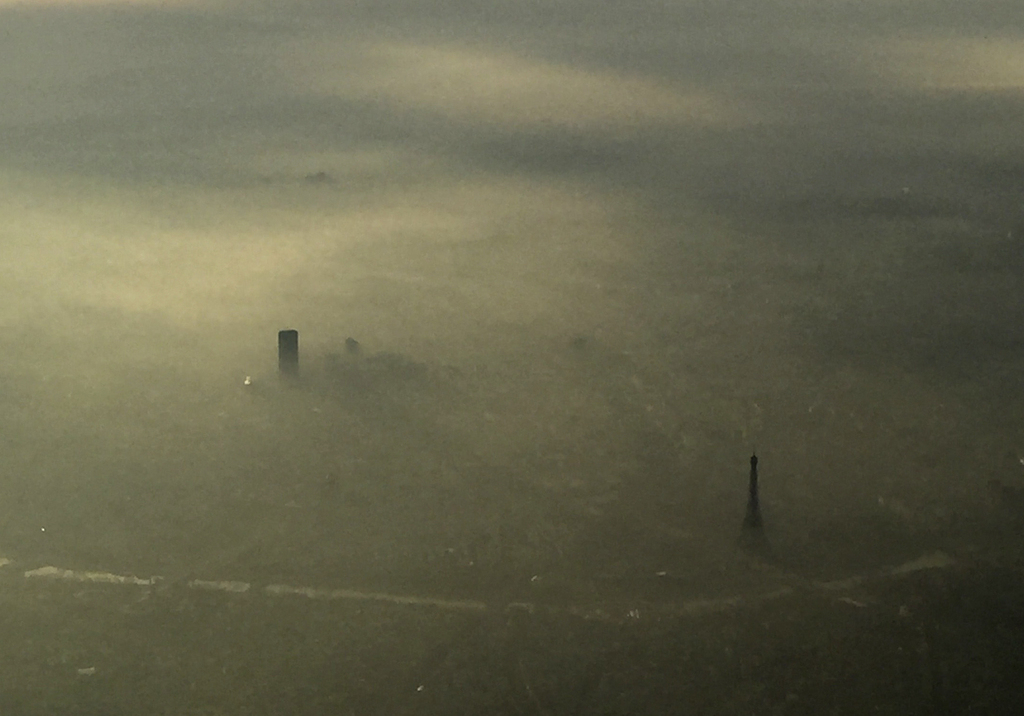 Paris en plein smog. Afin de trouver des solutions pour le climat, les pays non-membres de l'Opep signent une baisse de production du pétrole. 