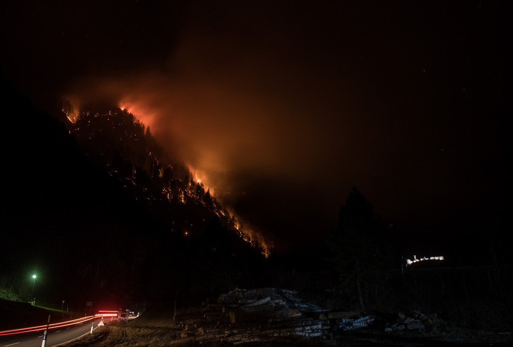 Pour l'instant, les vents alourdissent la tâche des pompiers. 