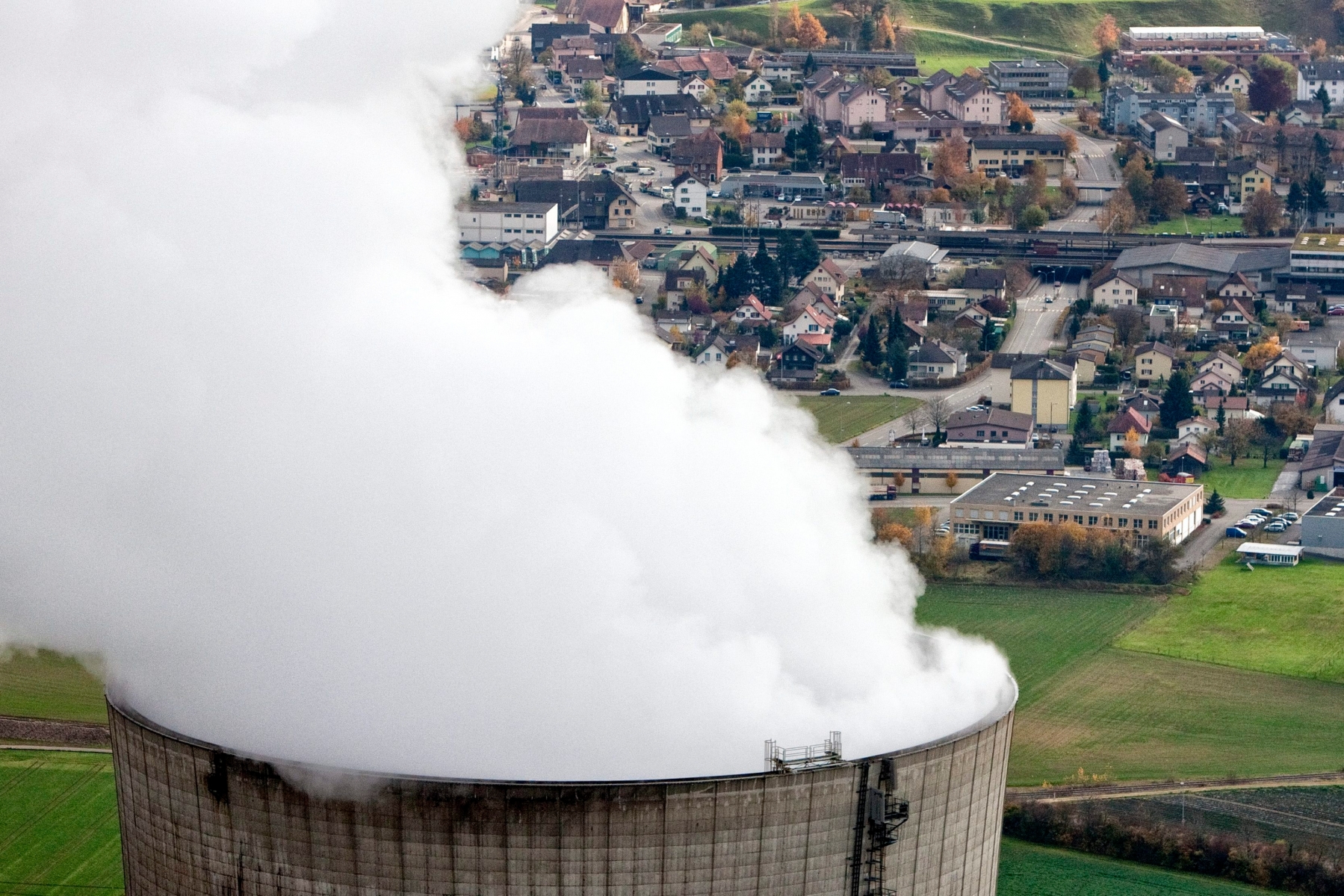 ARCHIV --- ZUR ABSTIMMUNG UEBER DIE "ATOMAUSSTIEGS-INITIATIVE" STELLEN WIR IHNEN FOLGENDES BILD ZUR VERFUEGUNG --- Nuclear power plant "Goesgen" in the canton of Solothurn, Switzerland, pictured on November 5, 2010, from the air.(KEYSTONE/Alessandro Della Bella)

Das Atomkraftwerk Goesgen im Kanton Solothurn, aufgenommen am 5. November 2010 aus der Luft. (KEYSTONE/Alessandro Della Bella)  *** NO SALES, NO ARCHIVES *** SCHWEIZ ABSTIMMUNG ATOMAUSSTIEGSINITIATIVE