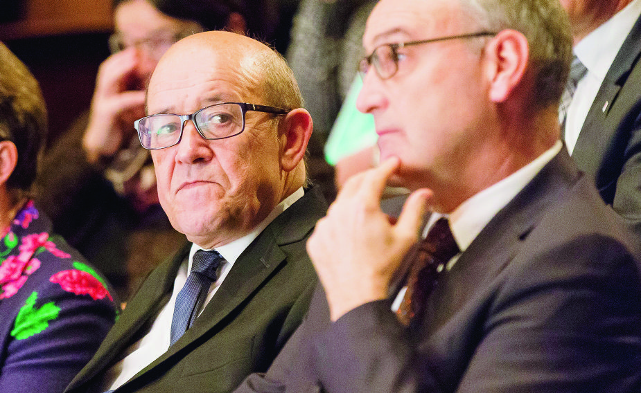 Jean-Yves Le Drian, ministre francÃßais de la defense, gauche, et Guy Parmelin, conseiller federal, droite, lors du 500eme anniversaire de la signature de la Paix perpetuelle entre la Suisse et la France en 1516, ce mardi, 29 novembre 2016, a l'Universite de Fribourg. (KEYSTONE/Cyril Zingaro) SCHWEIZ FRIBOURG 500 JAHRESTAG FRIEDENSVERTRAG FRANKREICH