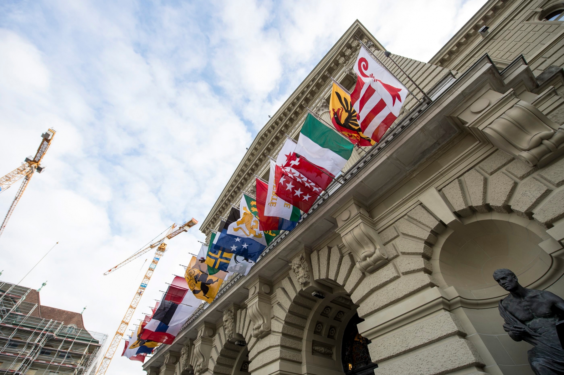 Drapeaux devant le palais federal

Berne, le 30.11.2015
Photo : Lucas Vuitel BERNE