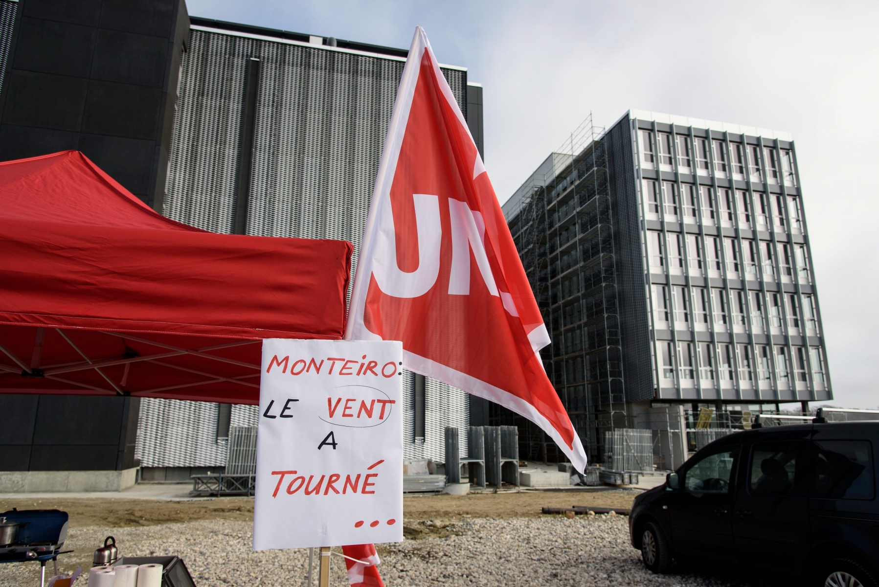 Gland, mardi 6 décembre 2016, Data Center, Bâtiment en construction, les employés de l'entreprise MM Ventilation (société simple) sont en grève, le Syndicat Unia est présent sur place, photos Cédric Sandoz