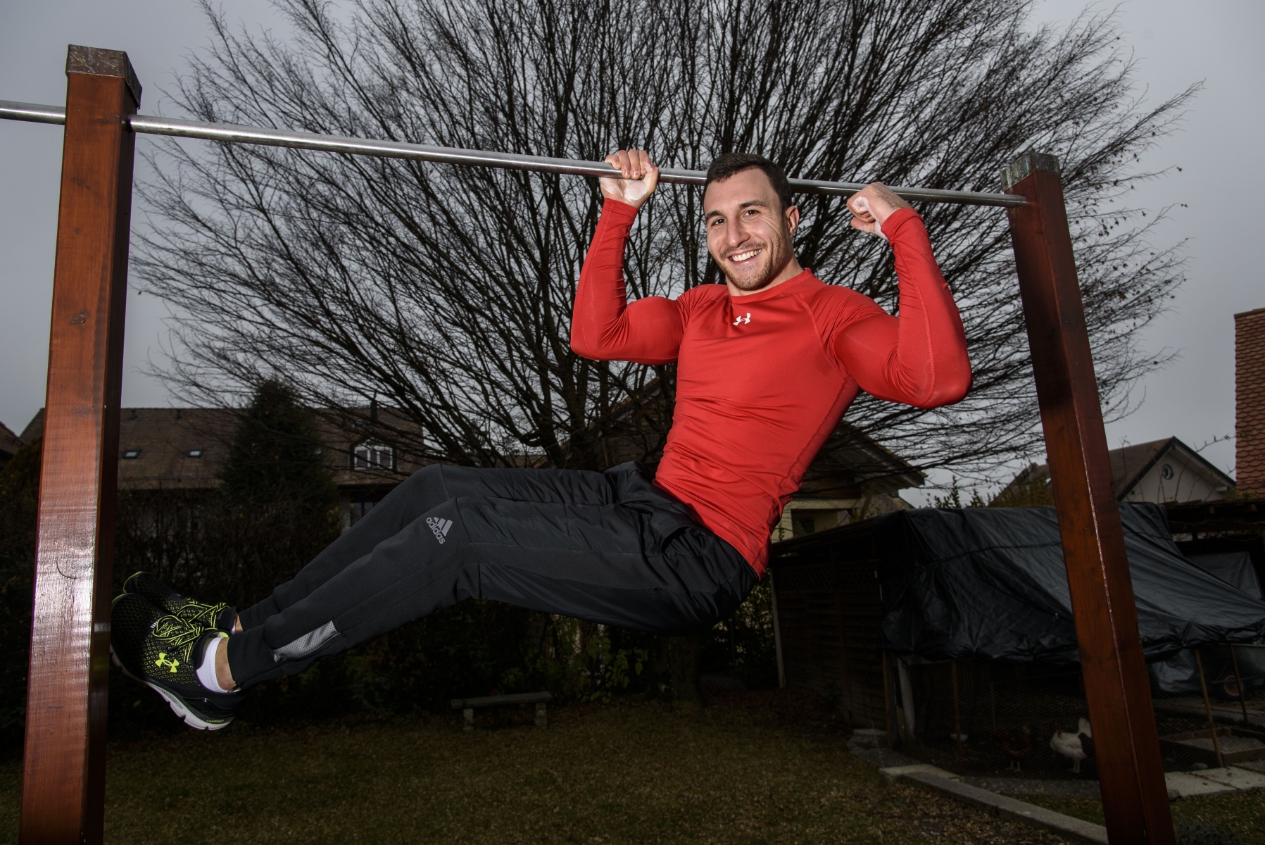 Etoy, samedi 10 décembre 2016, portrait d'Ugo Ratteni, qui pratique le Street Workout et qui est en train de faire construire un terrain de Street Workout (le plus grand de Suisse) à Etoy, photos Cédric Sandoz