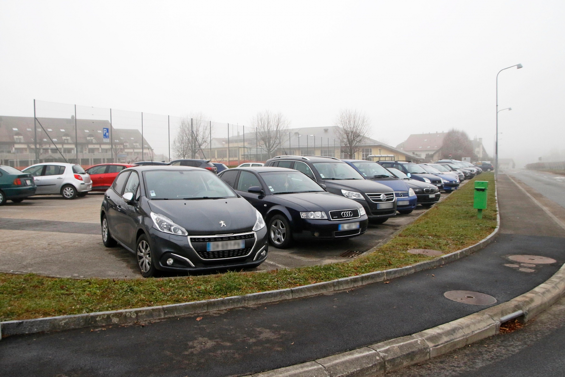 Eysins, Parking, Vendredi 9 décembre 2016, Bientôt limitation à 5h maximum, Photos Céline Reuille Parking