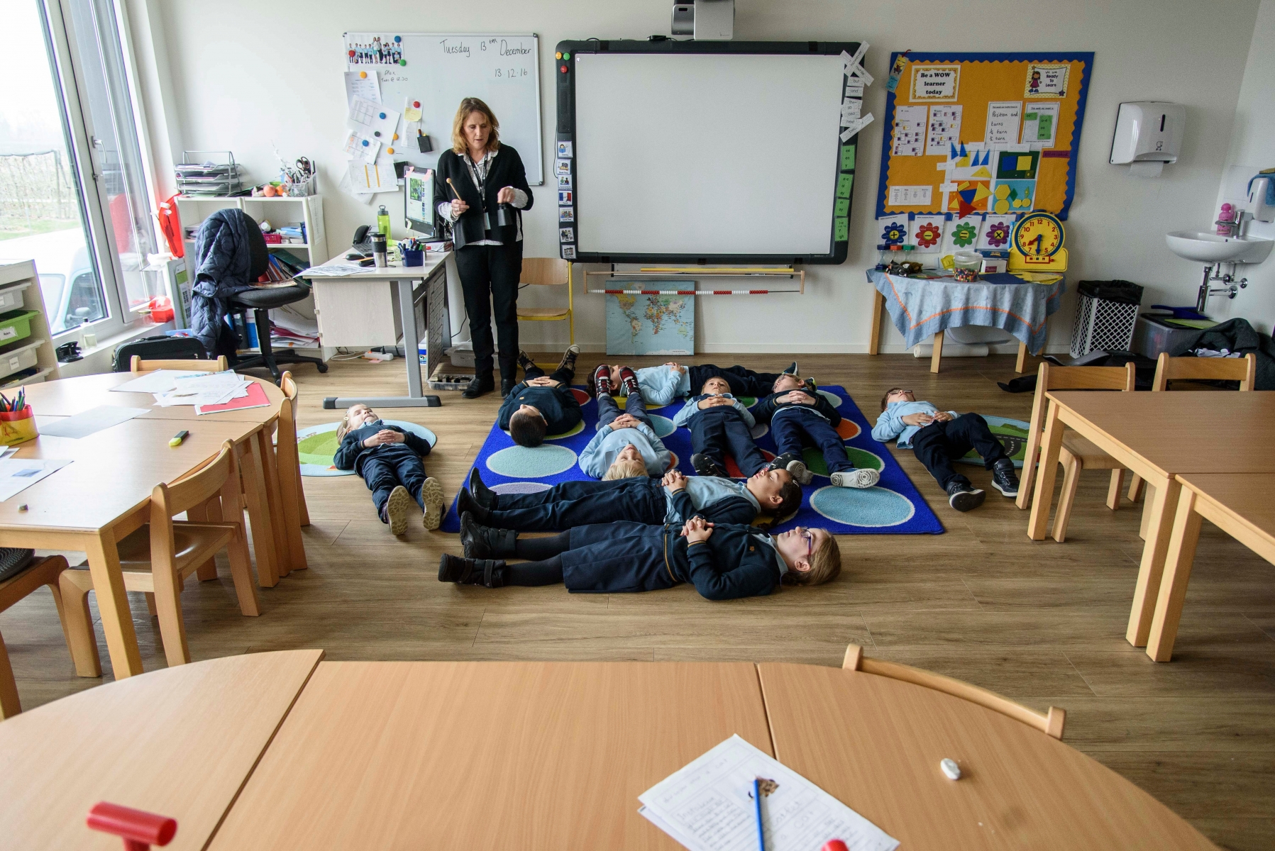 Aubonne, mardi 13 décembre 2016, La Côte Internationnal School, une classe pratique la méditation, photos Cédric Sandoz