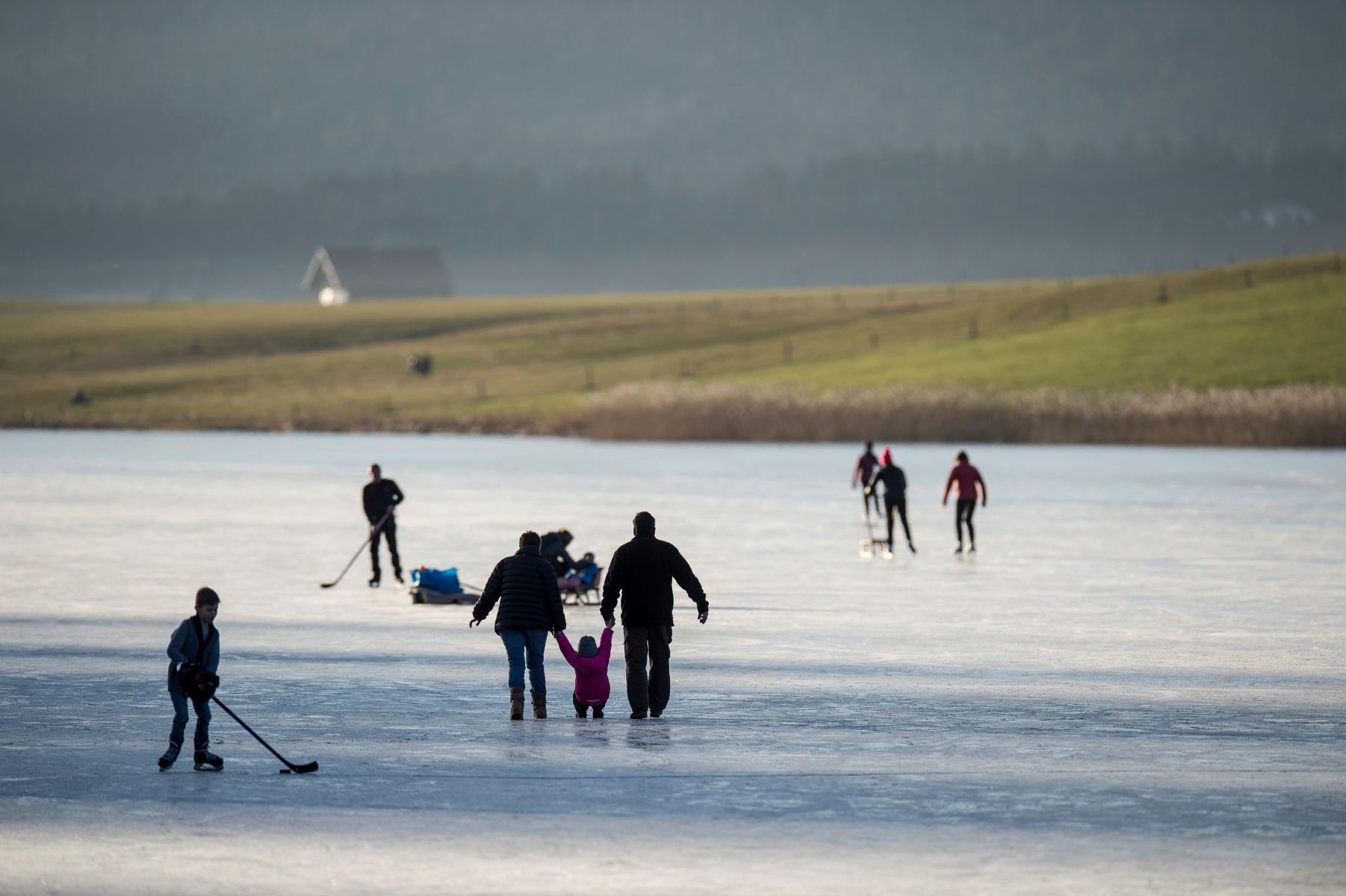 Patineurs sur le lac des Tailleres gele

La Brevine, le 8 decembre 2016
Photo: Lucas Vuitel

 LAC DES TAILLERES