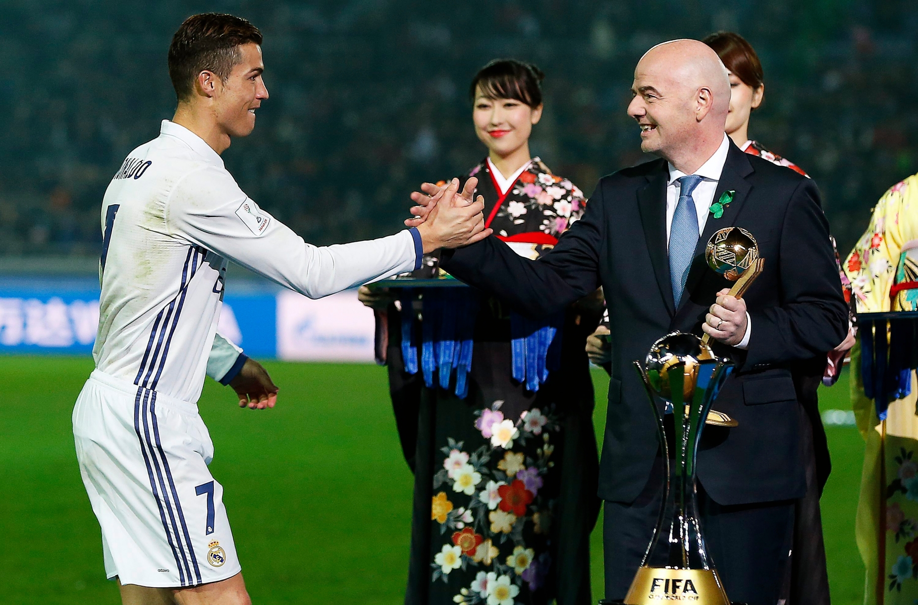 epa05681056 Real Madrid's Cristiano Ronaldo (L) receives the best player trophy by FIFA President Gianni Infantino (R) after winning the FIFA Club World Cup 2016 final between Real Madrid and Kashima Antlers in Yokohama, Japan, 18 December 2016. Real Madrid won 4-2 after extra time.  EPA/YUYA SHINO JAPAN SOCCER FIFA CLUB WORLD CUP 2016
