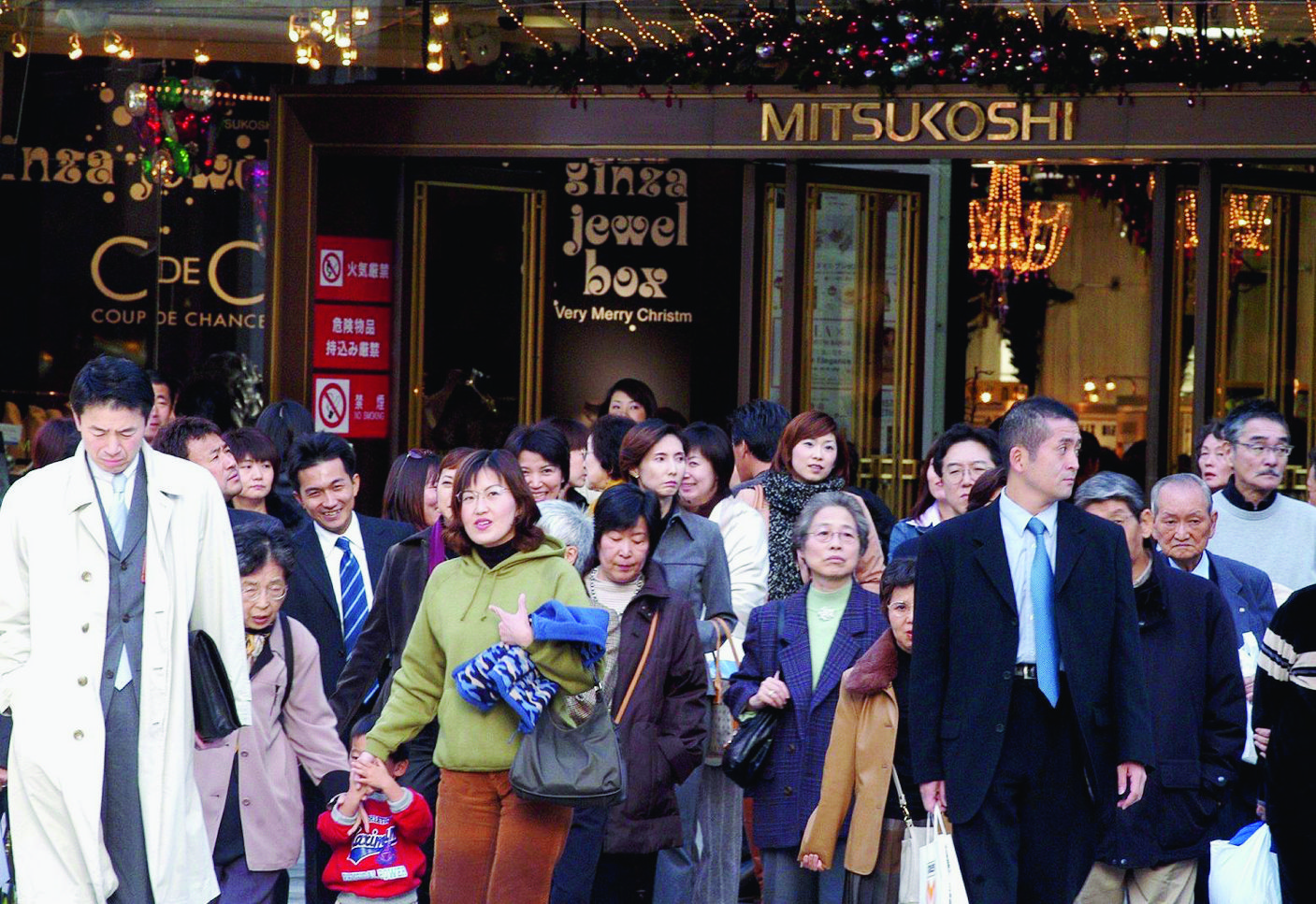 Foule dans les rues de Tokyo au Japon, le 26 novembre 2003, lors de la periode des soldes




EPA/ANDY RAIN   JAPON