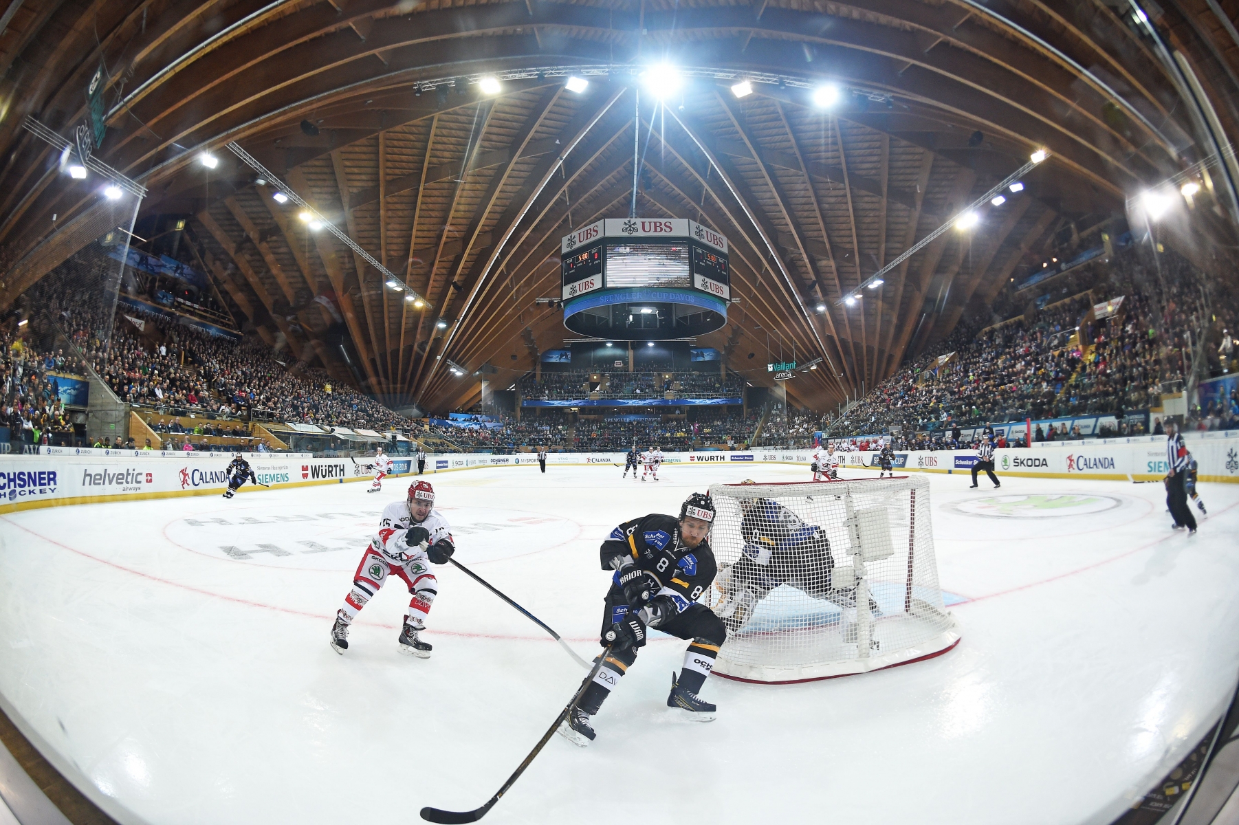 General View during the game between Switzerland's HC Lugano and Avtomobilist Yekaterinburg at the 90th Spengler Cup ice hockey tournament in Davos, Switzerland, Monday, December 26, 2016. (KEYSTONE/Melanie Duchene)