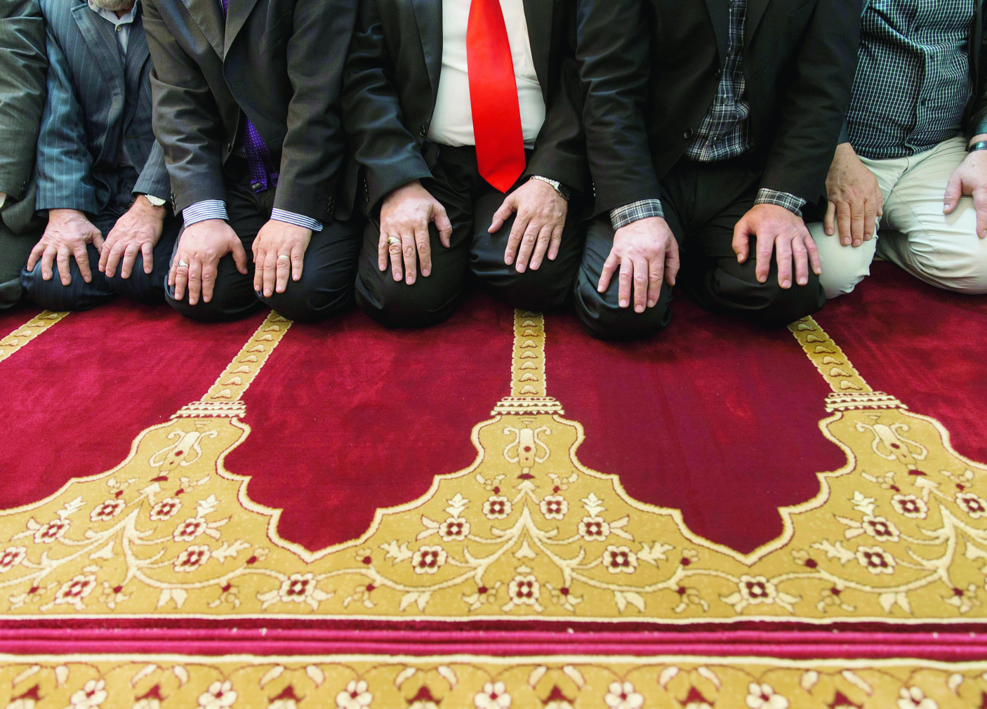 Muslime beten in der neu eroeffneten Moschee im Haus der Religionen, am Sonntag, 26. April 2015, in Bern. (KEYSTONE/Peter Klaunzer) SCHWEIZ HAUS DER RELIGIONEN MOSCHEE