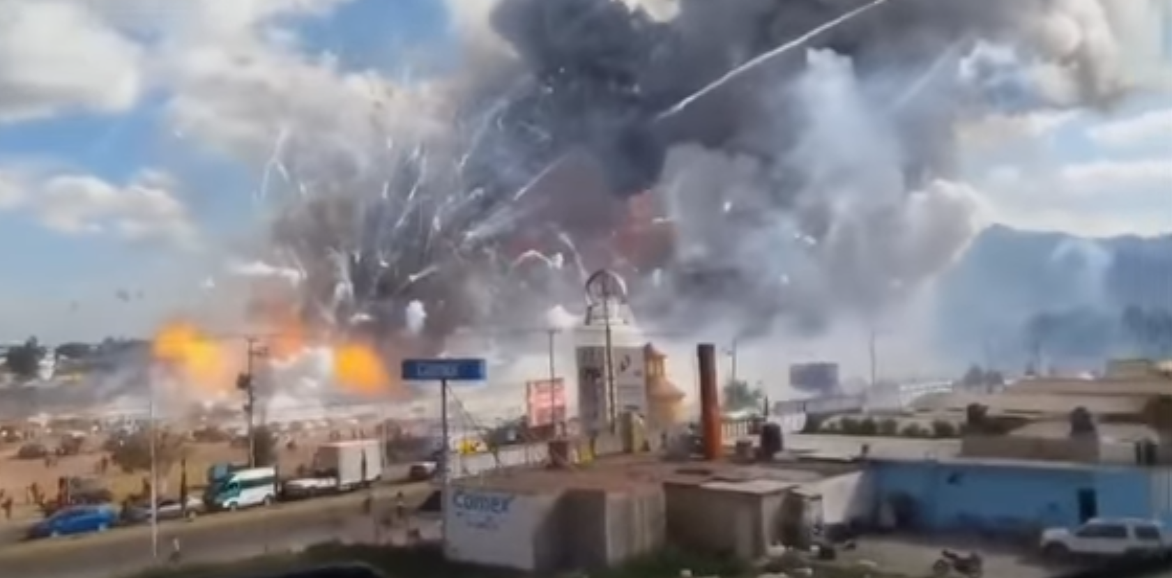 La série d'explosions multicolores a été suivie par un fort dégagement de fumée.