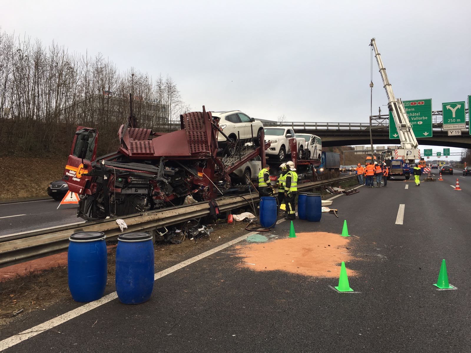 Le camion a perdu un des véhicules de son chargement sur la voie opposée et provoqué passablement de dégâts aux portiques de l'autoroute dans l'ouest lausannois.