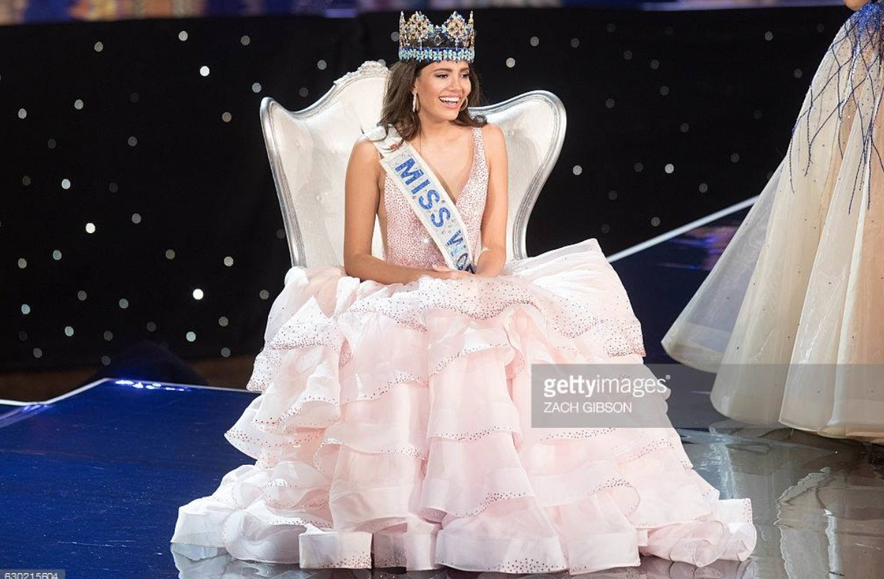 À l'âge de 19 ans, Miss Puerto Rico a été couronnée Miss Monde 2016.
