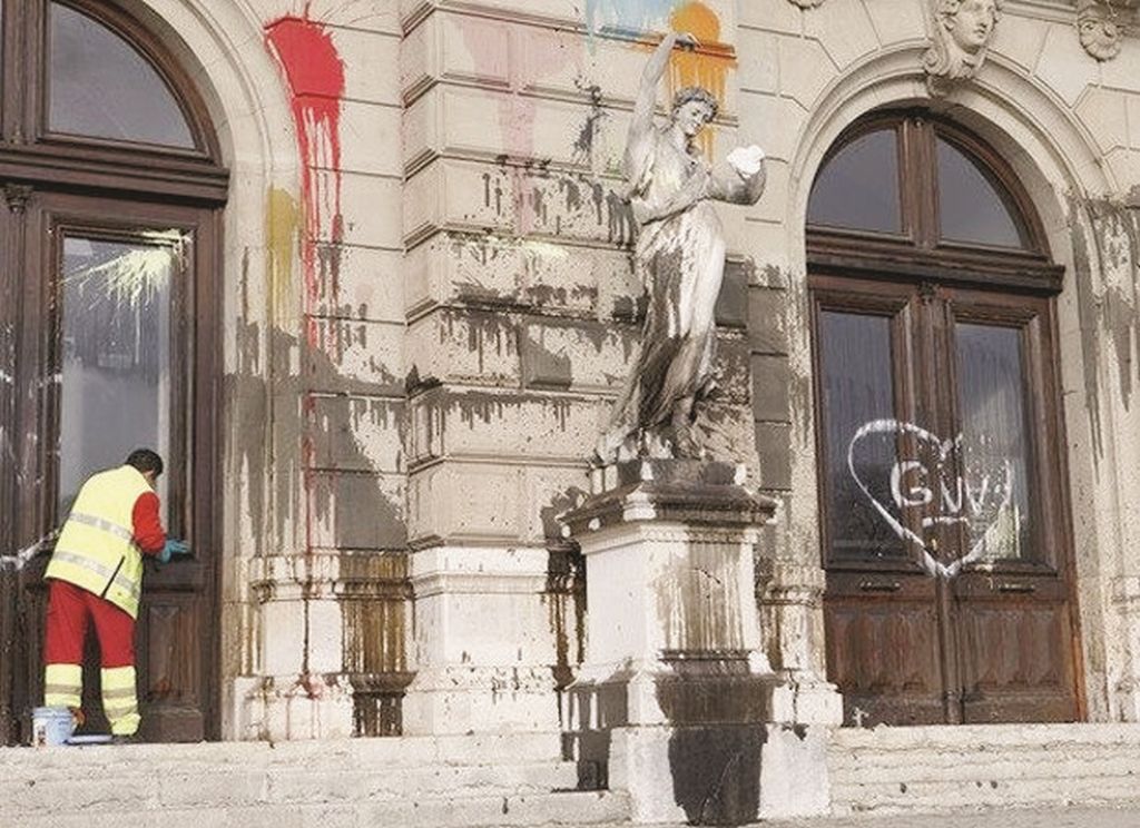 Le Grand Théâtre de Genève avait été souillé par plusieurs militants rassemblés pour cette manifestation nocturne sauvage.