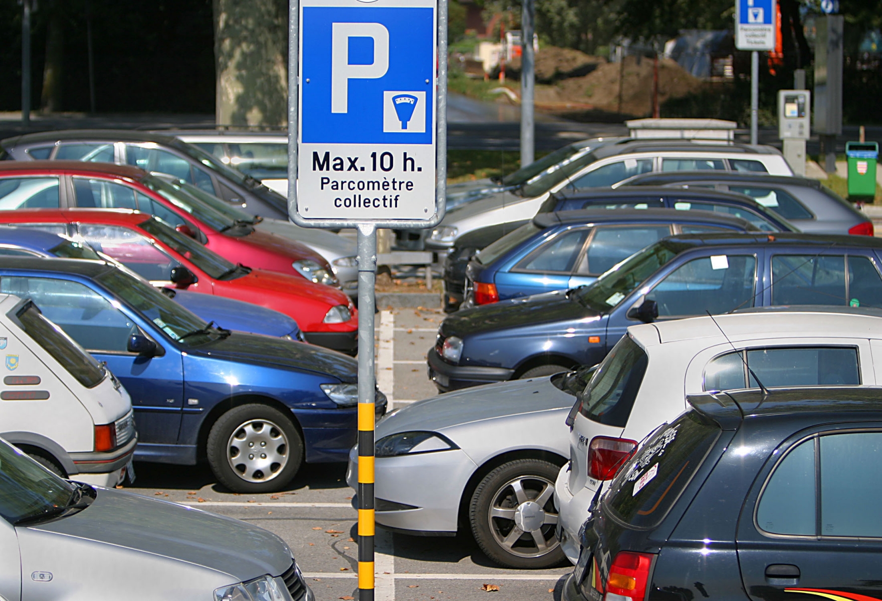 Le parking des sports de Morges a une section isolée par une chaîne, ce qui agace un automobiliste qui galère à se parquer les jours de manifestation. 