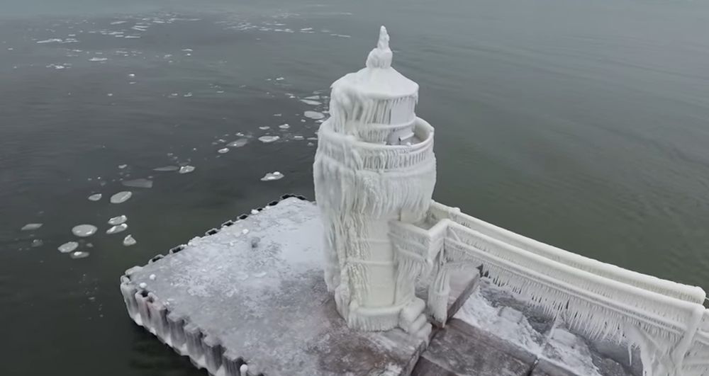 Les murs humides du phare ont offert aux vagues et au vent glacial l'occasion de le transformer en tour givrée.