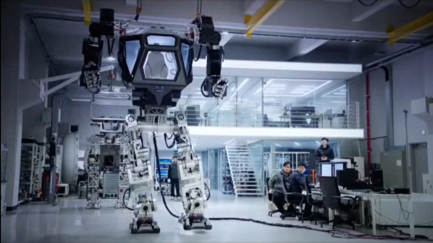 Les bras de l'imposant robot pèsent 130 kg chacun. 