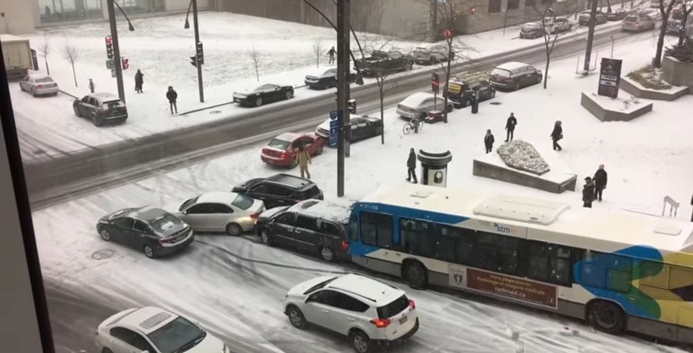 Aux voitures et au bus vont venir se coller un taxi, une voiture de police et même une déneigeuse.