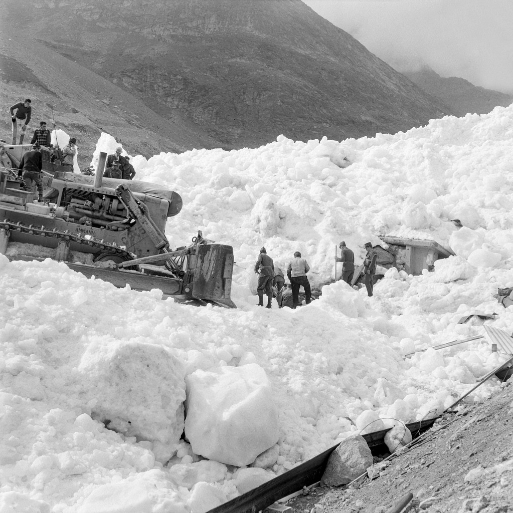 Le Valais a été le théâtre des deux plus graves catastrophes recensées. En 1965, 88 personnes ont été tuées par une chute de séracs lors de la construction du barrage de Mattmark (photo). En 1970, 30 personnes ont péri dans les avalanches Reckingen.