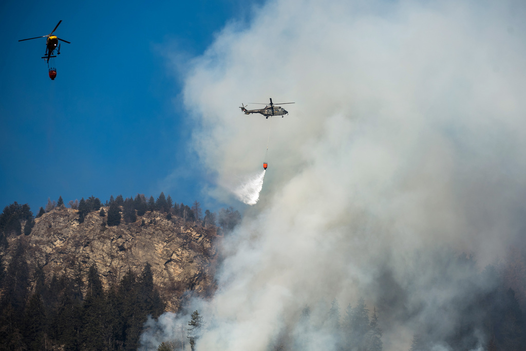 Sept hélicoptères Super Puma ont transporté 2400 tonnes d'eau en 210 heures de vol. 