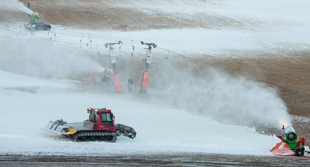 Les stations situées en altitude ont néanmoins pu compenser ce manque d'enneigement par des canons à neige. (illustration)