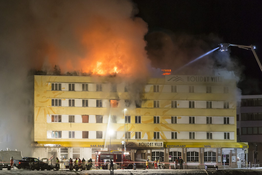 L'hôtel a été totalement détruit par les flammes.