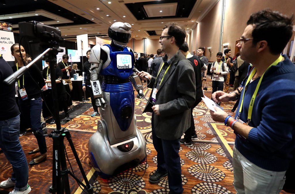 Ce n'est pas de la science-fiction. Ce journaliste est bien en train d'interviewer un robot, lors du International Consumer Electronics Show (CES) à Las Vegas.