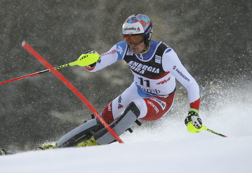epa05699598 Daniel Yule of Switzerland clears a gate during the first run of the Men's Slalom race at the Alpine Skiing World Cup in Zagreb, Croatia, 05 January 2017.  EPA/ANTONIO BAT
