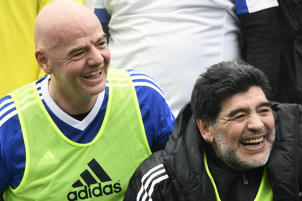 Diego Maradona (dr.) soutient l'idée du président de la FIFA Gianni Infantino (g.).