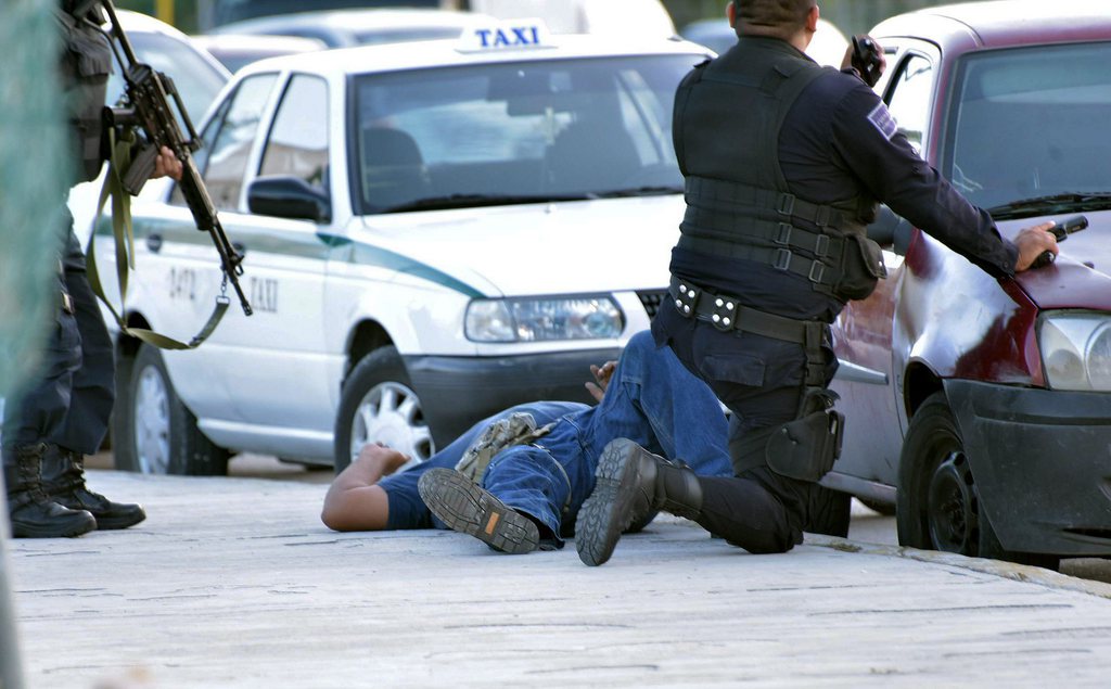 La police a tué trois assaillants et en a arrêtés cinq autres. 