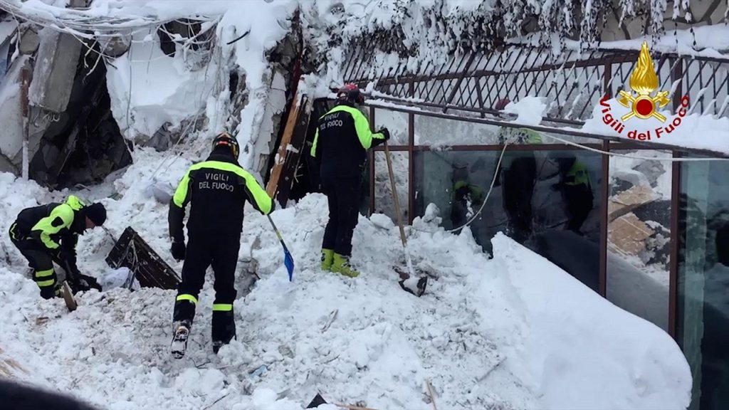 L'avalanche a recouvert un hôtel suite aux nombreux séismes qui ont touché la région. 
