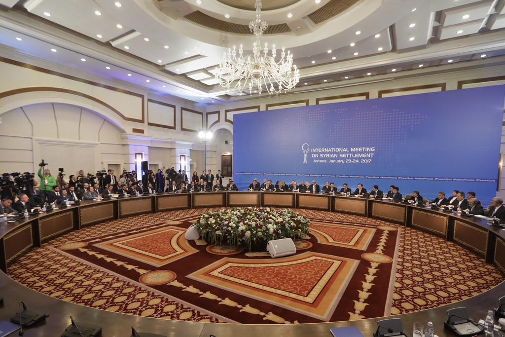 Les deux délégations sont rassemblées dans une même pièce autour d'une grande table circulaire à l'hôtel Rixos d'Astana.